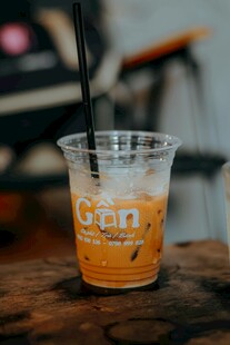 透明杯装橙色饮品配吸管