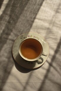 阳光下的一杯醇香咖啡
