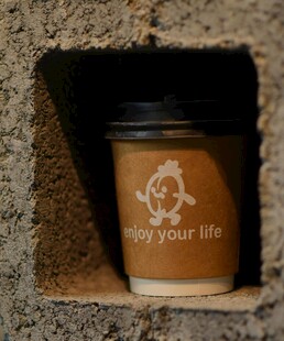 石缝中的可爱咖啡杯