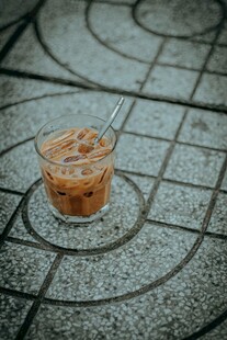 石面上的冰咖啡