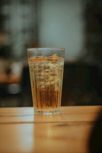 木桌上的一杯冰饮