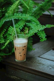木桌上的清新茶饮与绿植