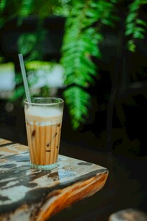 户外木桌上的冰咖啡