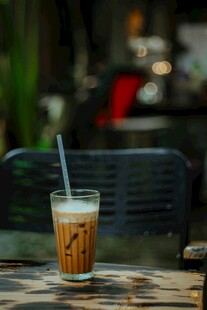 户外桌上的一杯冰咖啡