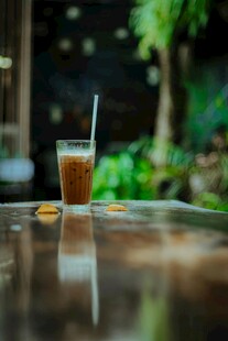 户外桌上的一杯冰饮