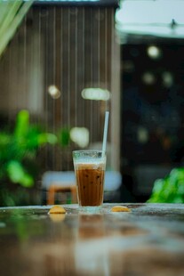 户外桌上的一杯冰饮
