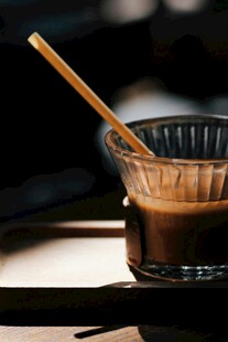 透明杯中的美味咖啡