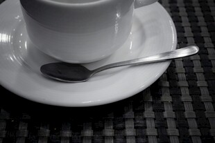 白色杯碟与银色小勺