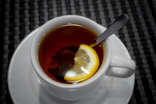 柠檬红茶置于白色杯碟中