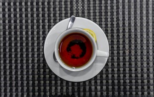 白色茶杯中的红色饮品