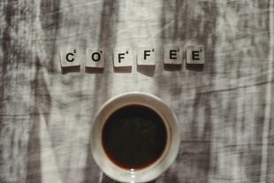 咖啡杯旁的字母拼写