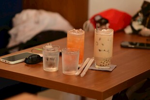 桌上的饮品及杂物