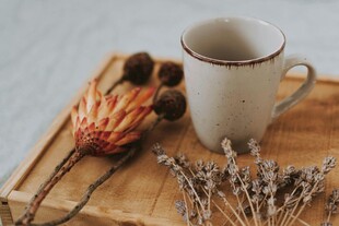 木质托盘上的杯与干花