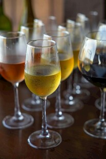 多样美酒陈列于高脚杯