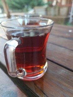 玻璃杯中深红色的茶饮