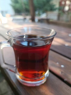 木桌上的一杯红茶