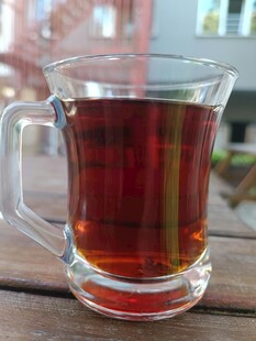 透明玻璃杯中装着热茶