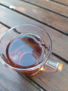 木桌上的透明玻璃杯热茶