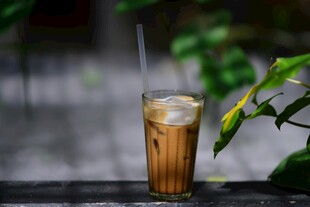 冰咖啡置于绿植旁