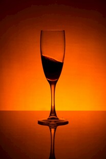 橙光下的高脚红酒杯