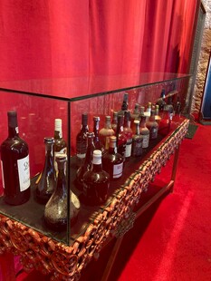 奢华展柜中的多样美酒