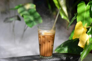 清凉冰咖啡配绿植好惬意