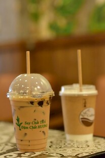 两杯美味奶茶特写