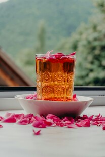 玫瑰茶 玫瑰花 杯子 窗台 饮
