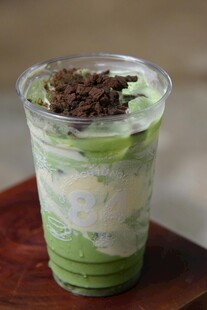 抹茶奶油巧克力碎杯装甜品