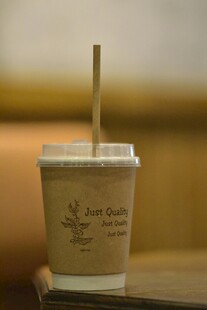 简约纸杯配吸管饮品图