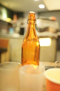 冰中琥珀色啤酒瓶