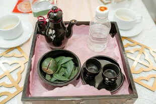 中式茶具托盘上的品茶组合