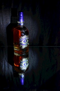 深色背景下的精美酒瓶