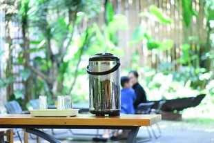户外露营场景中的煮茶器具