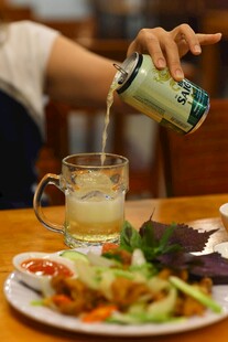 罐装饮品倒入玻璃杯瞬间