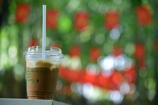户外透明杯装冰咖啡