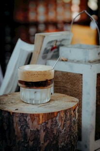 原木上的精致咖啡杯