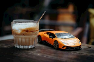 橙色跑车与冰饮的惬意时光
