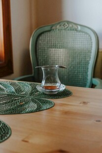 复古桌椅上的简约玻璃杯