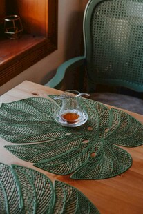 绿叶造型餐垫与精致茶点