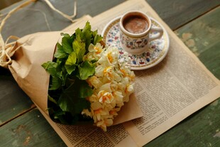 花束与咖啡的惬意时光