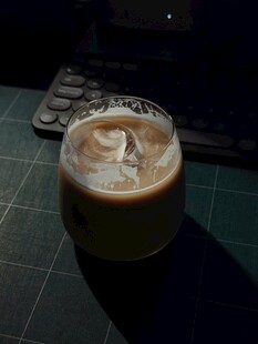一杯美味的奶泡咖啡