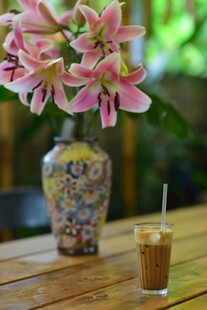 花瓶中的粉花与桌上饮品