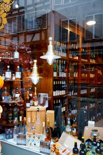 精致橱窗展示多样商品