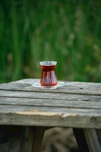 木桌上的红色小杯