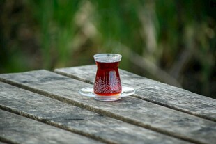 木桌上的一杯土耳其红茶
