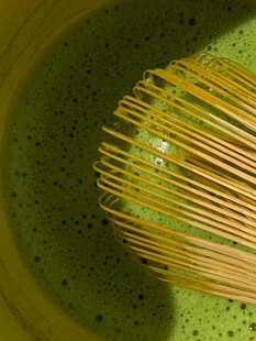抹茶搅拌中的竹制搅拌器