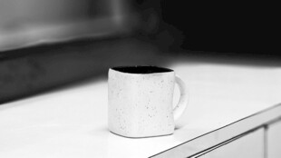 白色台面上的简约咖啡杯