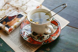 复古风茶杯与报纸静物图