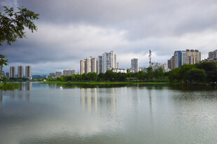 湖畔城市风光